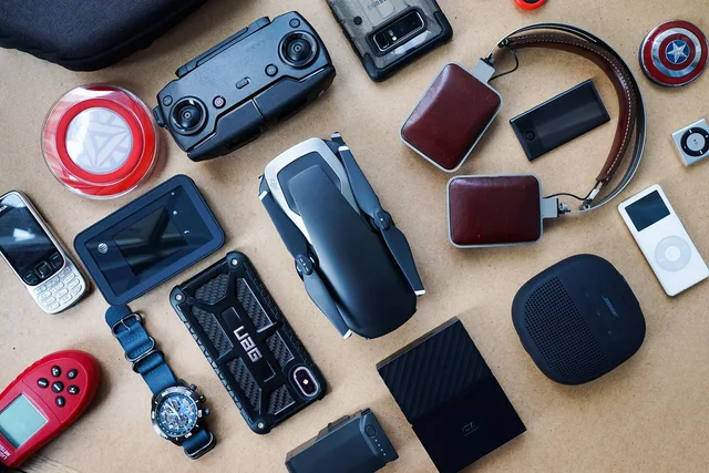 drönare, teknologi, a, luft, avlägsen, flyga, innovation, digital, modern, uav, enhet, grej, ipod, musik, hörlurar. Hybrida team: så fungerar möten, närvaro och samarbete över tid