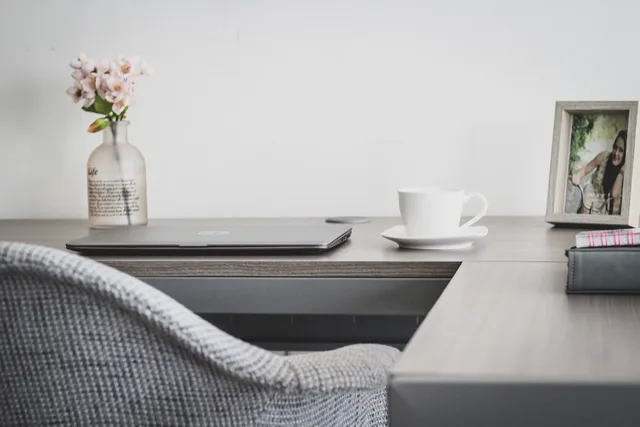 workplace, workspace, home office, office, desk, laptop, table, work at home, wfh, work from home, room, decor, decoration, armchair, home office, home office, office, office, office, office, office, desk, room. Vilka kostnader täcks när du jobbar hemifrån?